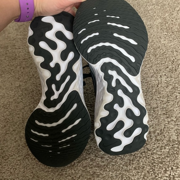 Women’s Nike tennis shoes size 9 - Picture 3 of 5